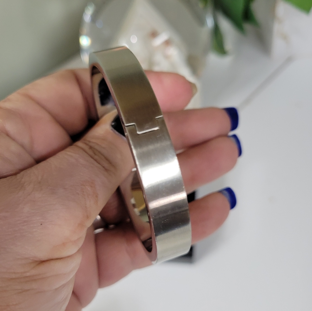 MICHAEL KORS CRYSTAL STONES HINGED BANGLE BRACELET IN GIFT BOX. 🎁 - Picture 4 of 9
